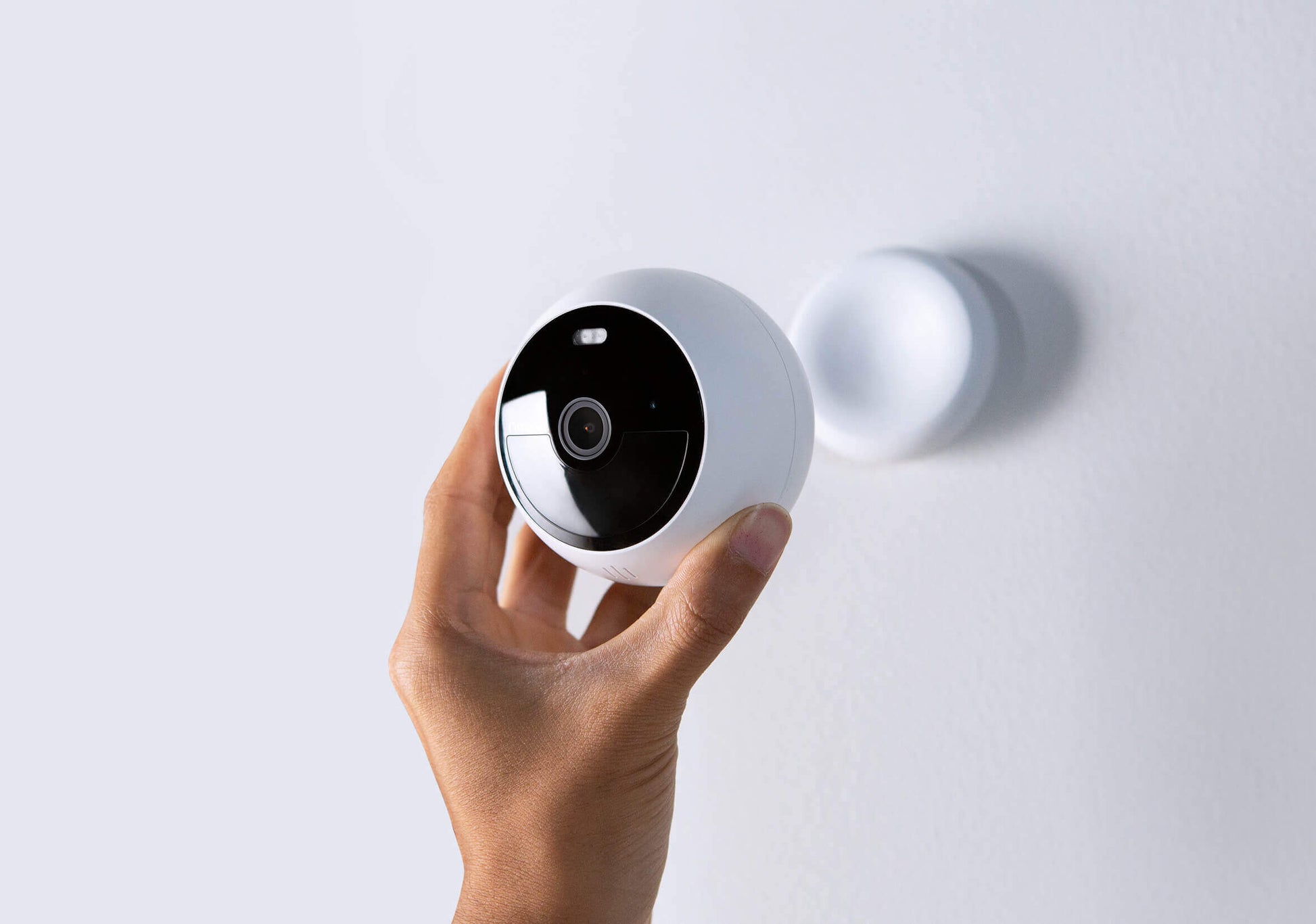 Noorio B210 easy to install, wire-free home security camera